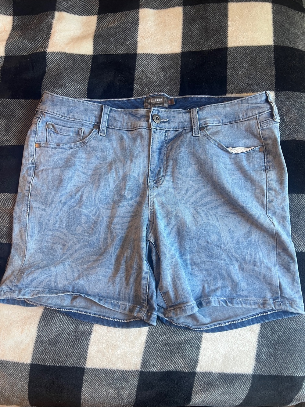 Torrid Light Wash Skull / Floral-Print Women's Denim Shorts size 16